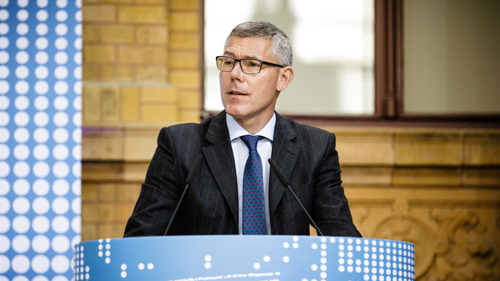 Dr. Christian P. Illek von der Deutschen Telekom während der Begrüßung auf der Chef:innensache-Konferenz