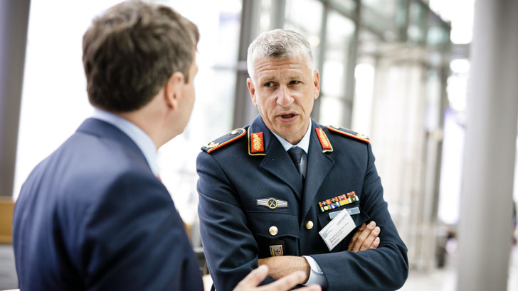Brigadegeneral Markus Kurczyk im Gespräch mit Konferenzbesucher