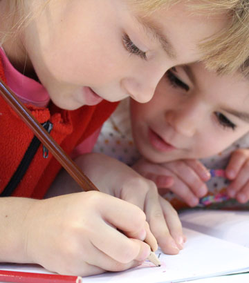 Zwei kleine Mädchen malen ein Bild