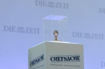 Der Preis: Ein Chef:innensache-Stempel mit einem 3D-Drucker von Siemens erstellt