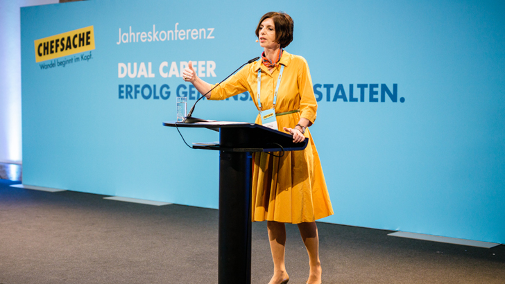Prof. Dr. Jutta Allmendinger steht auf der Bühne
