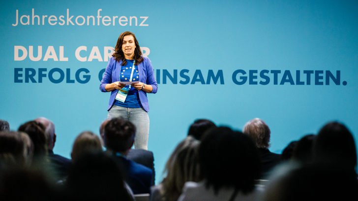 Magdalena Rogl steht auf der Bühne der Chef:innensache Konferenz 2019