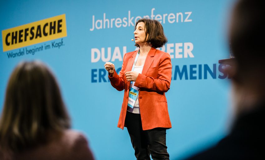 Julie Morgenstern steht auf der Bühne