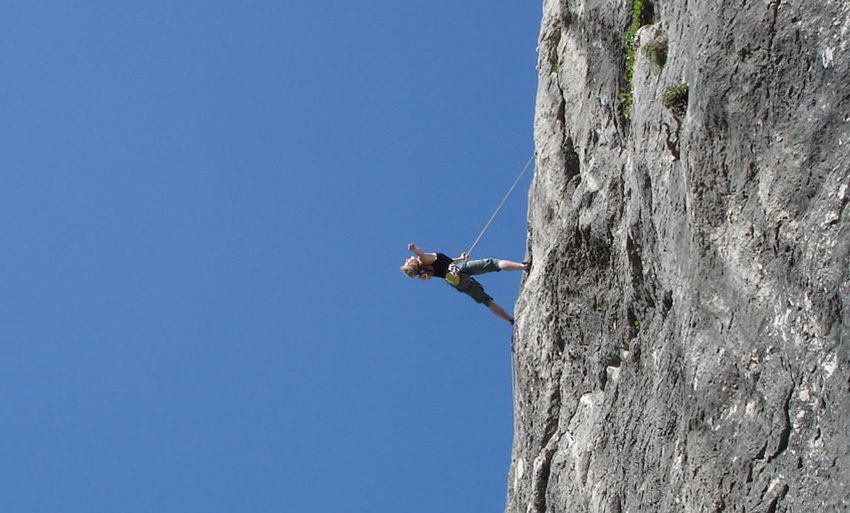 Eine Frau beim Bergsteigen