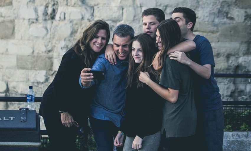 Eine Familie macht ein Selfie